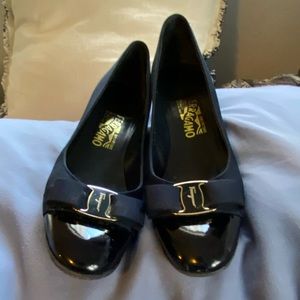 Women’s low heel closed flats